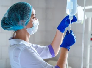 врач с капельницей