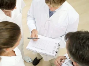 врачи совещаются