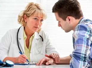 врач говорит с мужчиной
