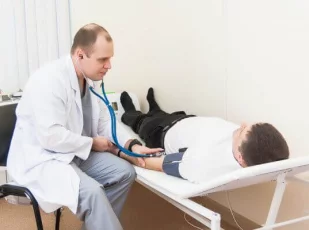 врач измеряет давление