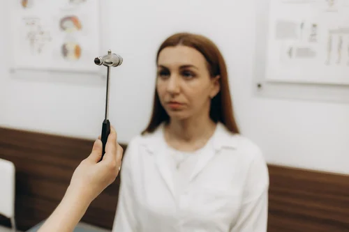 женщина на консультации у невролога