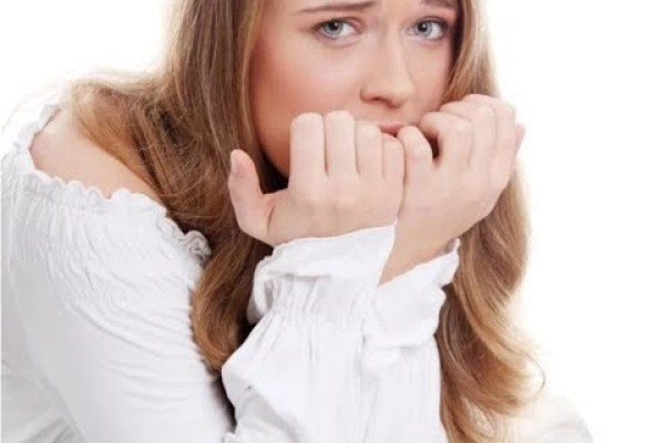 девушка уткнулась в руки